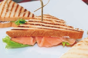 Кафе «Кулички» - ФУРШЕТНОЕ  МЕНЮ - Мини-сэндвич с норвежским лососем,  сливочным сыром, свежими листьями салата на ржаном хлебе