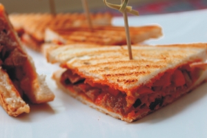Кафе «Кулички» - ФУРШЕТНОЕ  МЕНЮ - Мини-сэндвич с сочным ростбифом, овощным рататуем на ржаном хлебе 