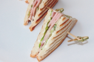 Кафе «Кулички» - ФУРШЕТНОЕ  МЕНЮ - Мини-сэндвич с ветчиной, сливочным сыром и свежими листьями салата на белом хлебе